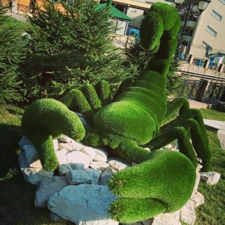 Садово-парковая скульптура топиари скорпион под заказ.